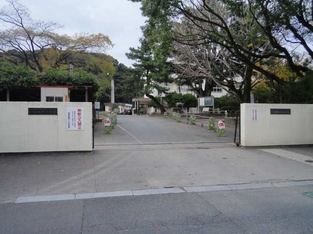 学校の校門を写した画像
